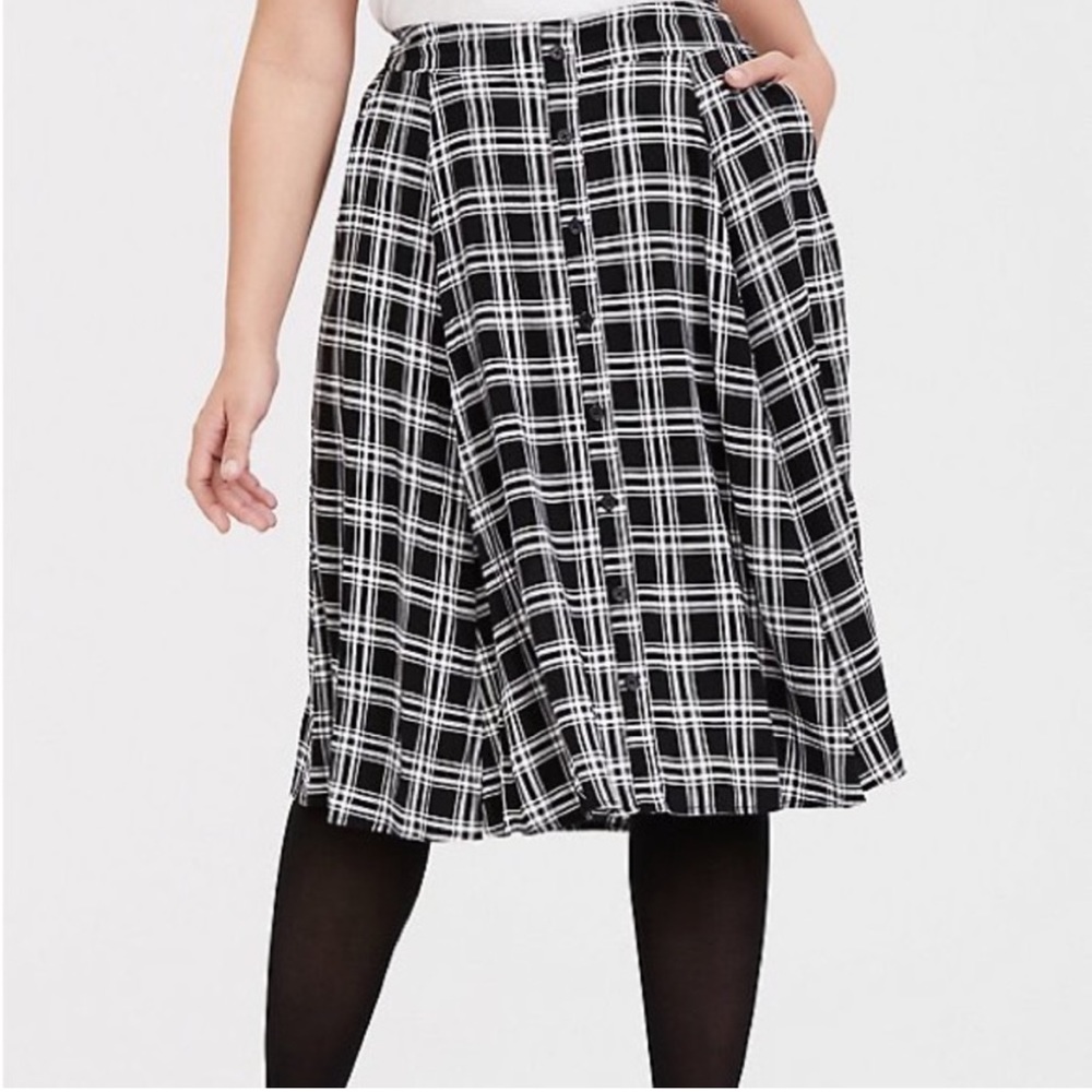 Torrid black and white plaid button front challis midi skirt 1X 14/16